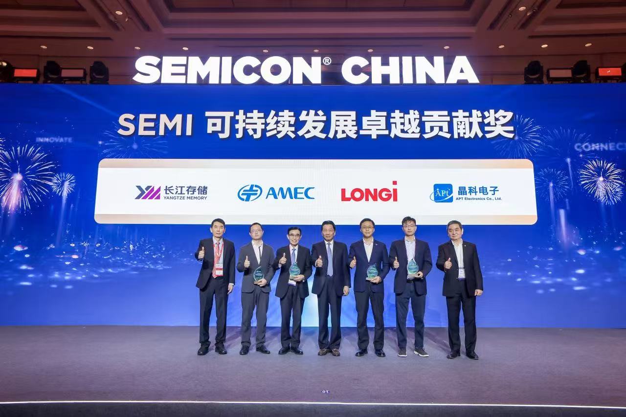 Dr. Gerald Yin (third from left), Chairman and General Manager of AMEC, was invited on stage to receive the award.